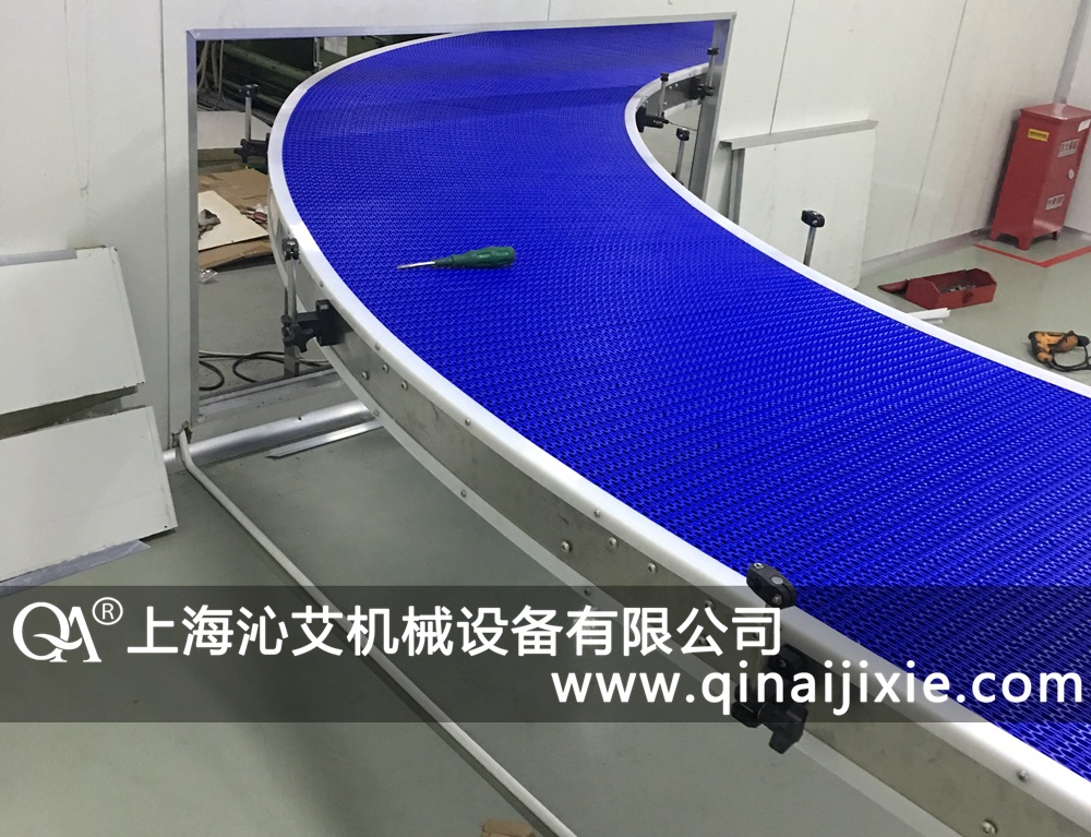 轉(zhuǎn)彎塑料網(wǎng)帶輸送機(jī) 轉(zhuǎn)彎塑料網(wǎng)帶輸送機(jī)